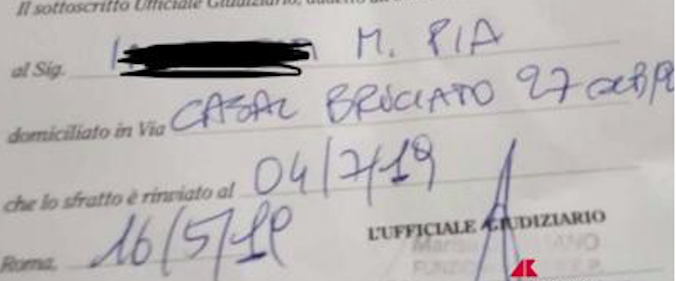 Casal Bruciato, altre ore di sofferenza per l’anziana sfrattata. La Raggi barcolla