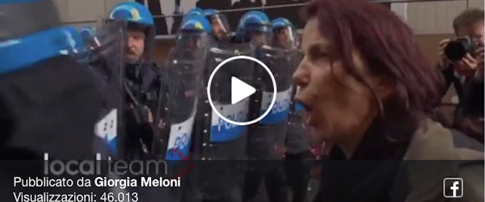 Sputi e insulti dei centri sociali ai poliziotti, l’ira della Meloni: «Ecco il video»