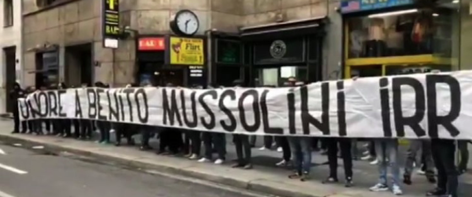 “Onore a Benito Mussolini”, mano pesante contro i tifosi laziali per lo striscione di Milano: nove Daspo