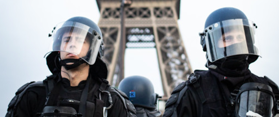 Evacuata la Torre Eiffel: un uomo sta scalando l’edificio