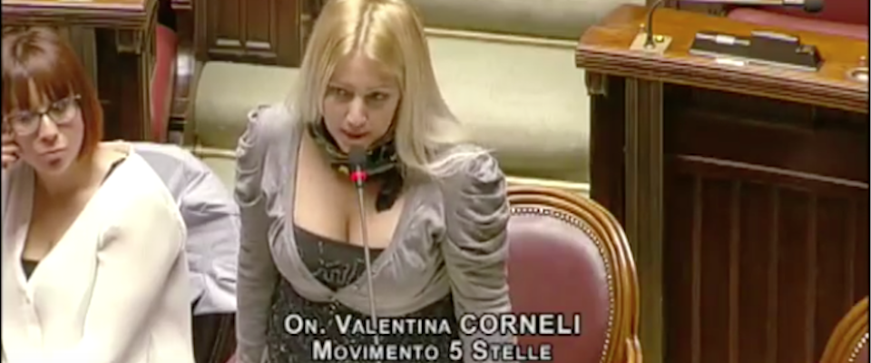 La deputata M5S fa impazzire Montecitorio e il web: «Con quella scollatura…» (video)