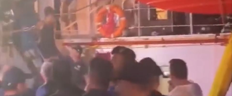 Sea Watch entra a Lampedusa sfiorando il disastro. Capitana arrestata e nave sequestrata (video)