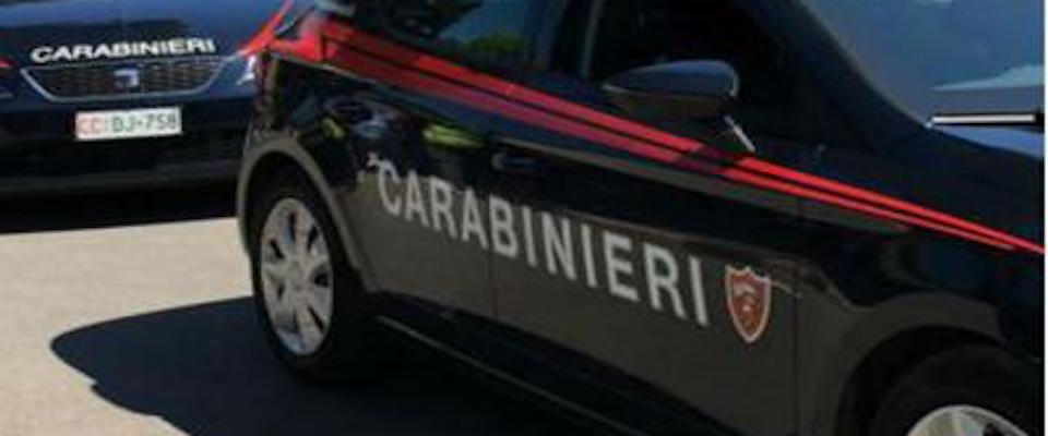 Roma, i carabineri seguono e raggiungono uno spacciatore africano: lui li aggredisce