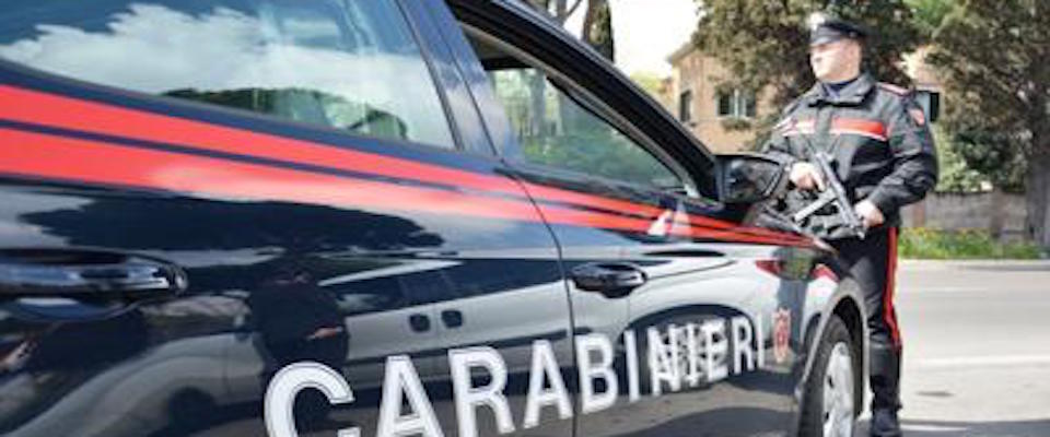 Pavia, litiga con la compagna e la spinge dal balcone. I carabinieri l’afferrano al volo