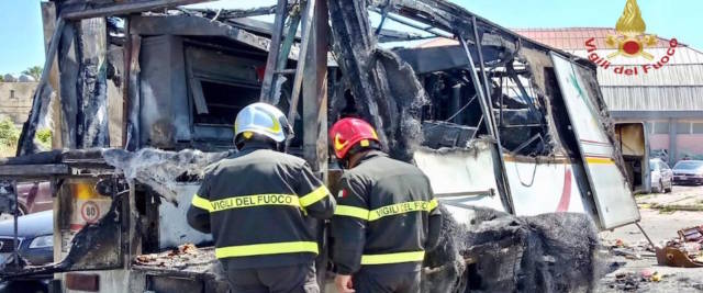 Il camioncino del venditore ambulante all'interno del mercato rionale di Gela completamente distrutto dall'esplosione e divorato dalle fiamme