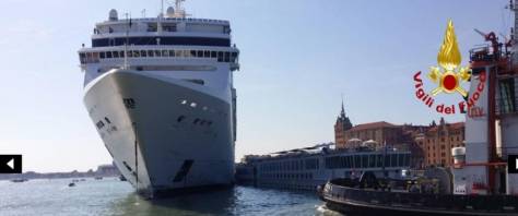 La nave da crociera Opera della Msc contro il molo San Basilio di Venezia