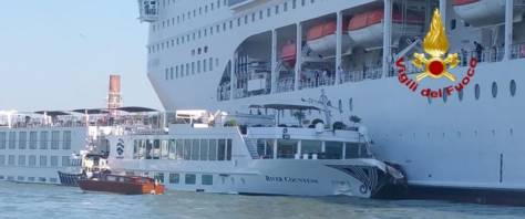 La nave Msc Opera contro il traghetto fluviale Michelangelo al molo San Basilio di Venezia