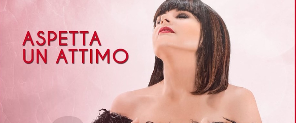 Silvia Mezzanotte scala le classifiche con “Aspetta un attimo”. Ed esce l’album (video)