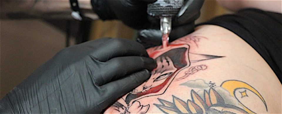 Gravi infezioni in agguato per tatuaggi e piercing: gli esperti spiegano perché