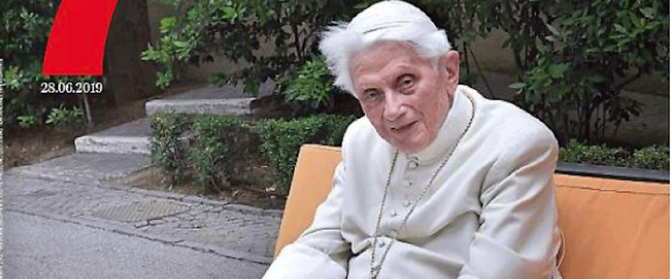 L’immagine di Papa Ratzinger che sta commuovendo il mondo: smagrito e fragile