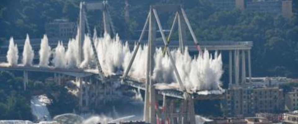 Il Ponte Morandi non esiste più: pile fatte esplodere con una tonnellata di esplosivo