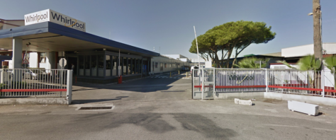 L'ingresso dello stabilimento Whirlpool di Napoli a rischio vendita