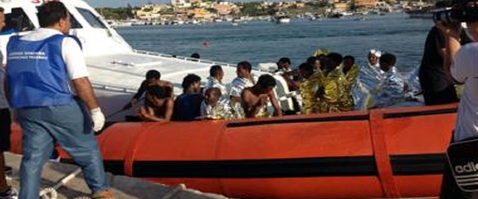 Sbarchi, hotspot di Lampedusa al collasso. La Ocean Viking soccorre 109 migranti