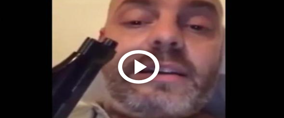 Candidato a letto con la pistola fa il giro del web. Il Viminale: ora non possiede più armi (video)