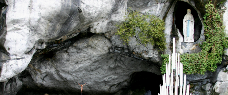 Il Papa commissaria il santuario di Lourdes: si fanno più affari che miracoli