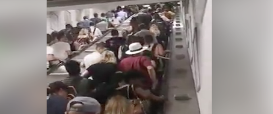 Roma, si rompono le scale della metro. I viaggiatori arrancano a piedi verso l’uscita (video)