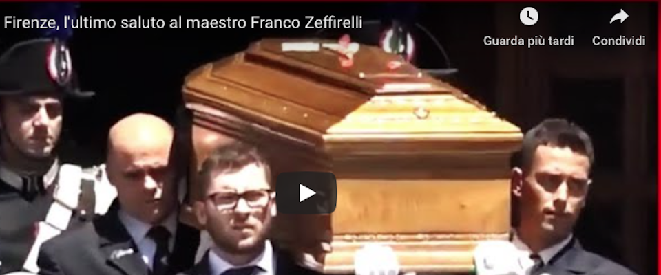 Per l’addio a Zeffirelli si aprono le porte del Duomo: la folla commossa applaude in piazza (Video)