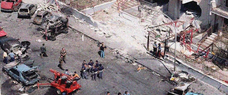 Via D’Amelio devastata dall’esplosione dell’autobomba che ha ucciso Paolo Borsellino e la sua scorta