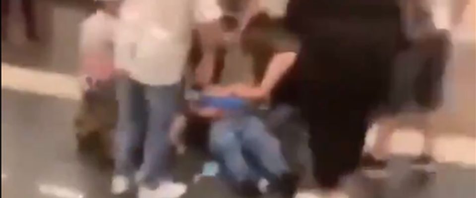 Napoli, nigeriano massacra un tabaccaio nella metro a Chiaiano (video)