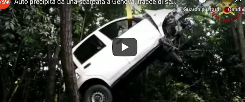 Mistero a Genova: auto in una scarpata, tracce di sangue ma nessuno a bordo (video)