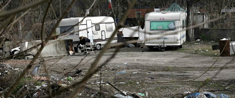 Roma, colpiscono un’anziana sull’autobus alla Magliana e fuggono nel campo rom