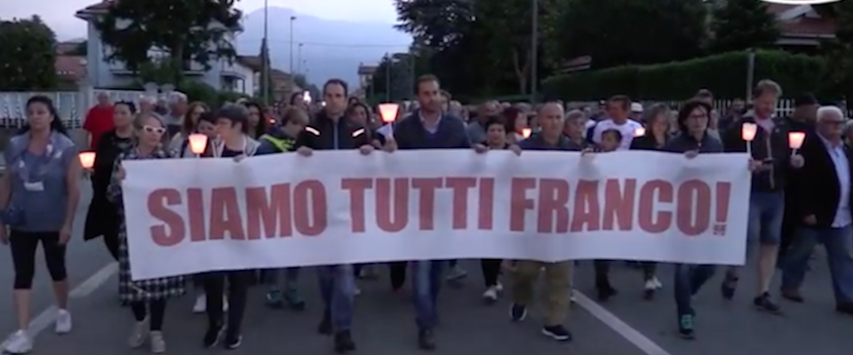 In duemila alla fiaccolata per il tabaccaio: «Franco, siamo con te» (video)