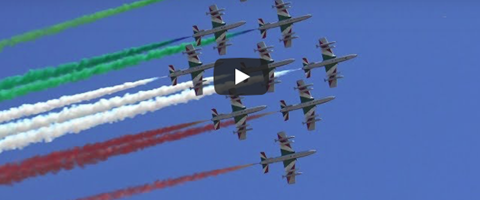 Orgoglio italiano: le Frecce Tricolore sorvolano i Fori durante la festa del 2 giugno (video)