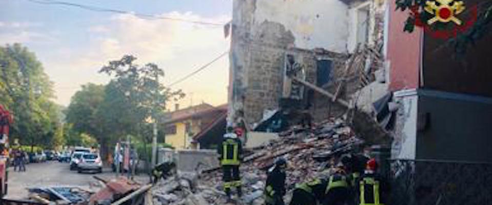 Tragedia a Gorizia, esplode una palazzina. Tre morti sotto le macerie (video)