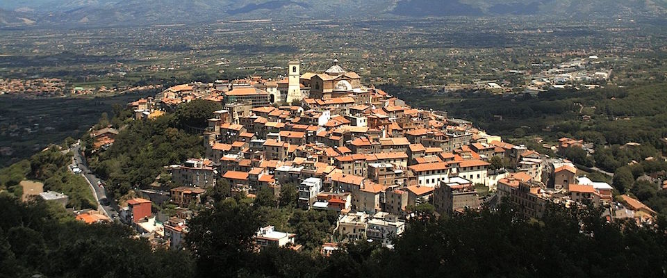 Monte Compatri: straniero si arma di un’ascia e si scaglia contro la moglie