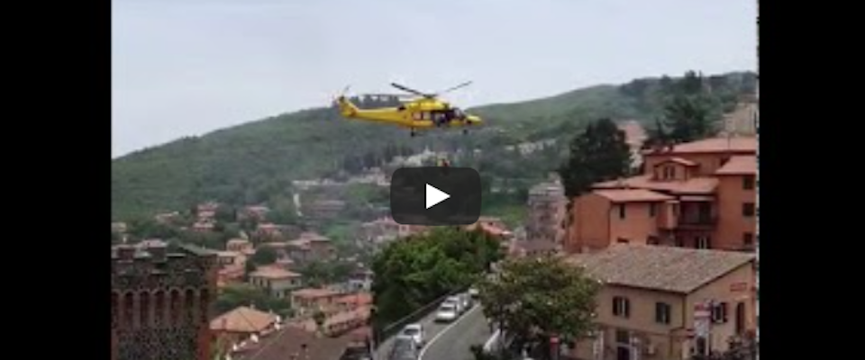 Esplosione sotto al Municipio di Rocca di Papa, ferito il sindaco e tre bambini (video)