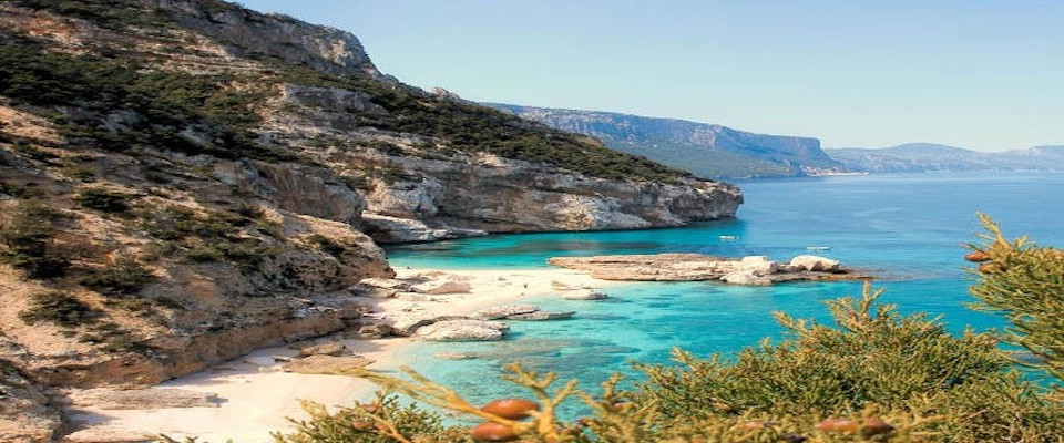 Sardegna depredata: foto di Cala Mariolu per fare pubblicità alla Tunisia