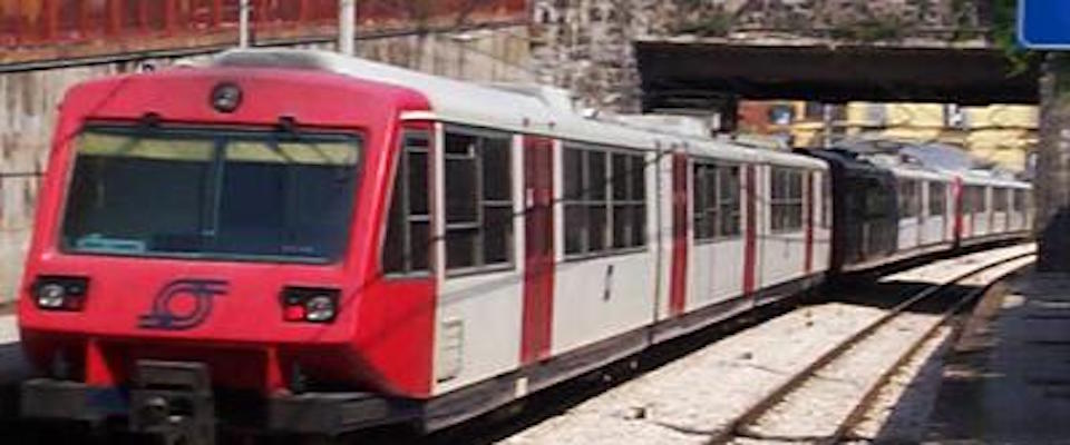 Paura a Sorrento: senza biglietto, con una testata frattura il setto nasale al capotreno che glielo chiede