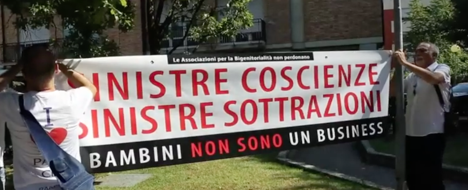 Flash mob a Bibbiano: scarpette bianche davanti al municipio per chiedere giustizia per i bimbi rapiti (video)