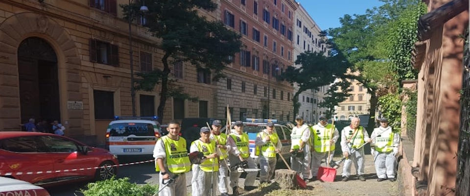 A Roma ci pensano i volontari della Polizia di Stato a ripulire le strade