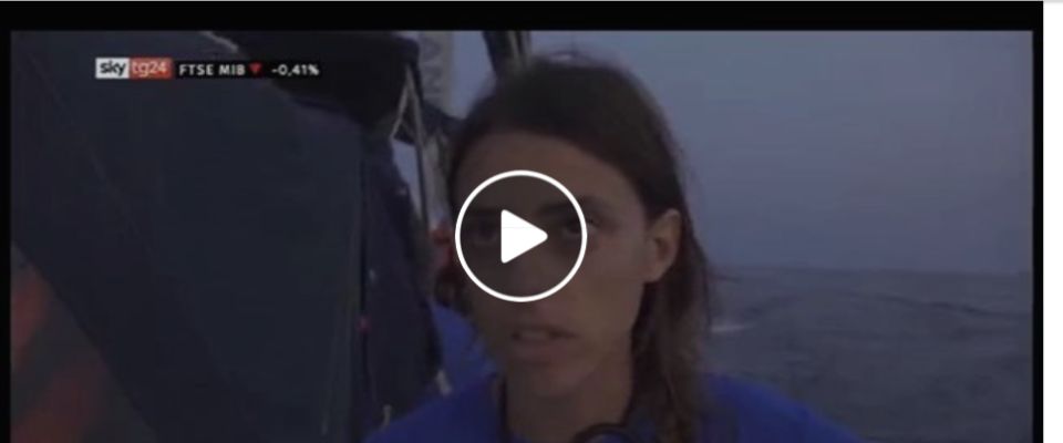 «Il gommone non aveva problemi». Salvini mostra il video che smaschera la ong