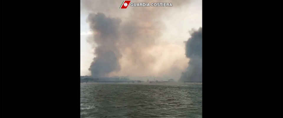 Nell’inferno di Catania si contano i danni: scenario apocalittico visto dal mare (video)