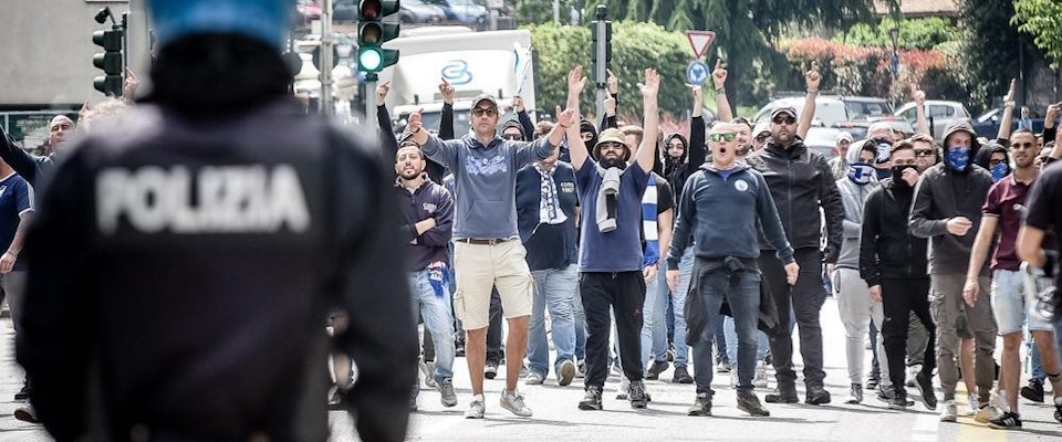 Cinquestelle contro la sicurezza. Volevano una norma per punire i poliziotti