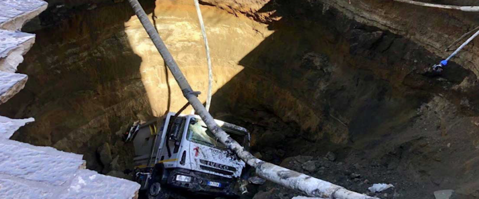 Casoria, camion dei rifiuti precipita in una voragine: il conducente salvo per miracolo