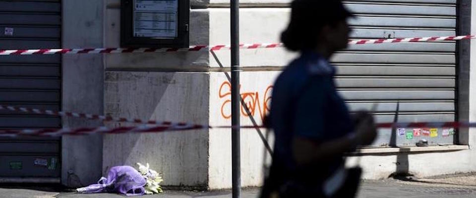 Due bambini portano dei fiori sul luogo dove Ë stato ucciso un Carabiniere la scorsa notte in via Pietro Cossa, Roma, 26 luglio 2019. ANSA/ANGELO CARCONI