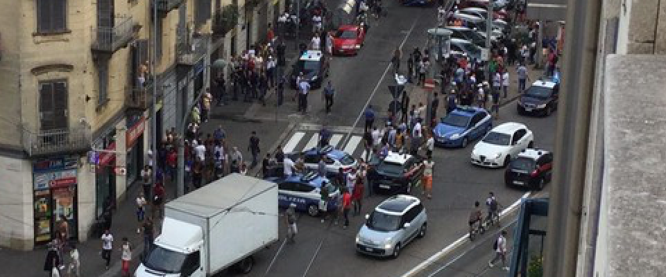 Gang africana accerchia gli agenti a Torino: avevano fermato un nigeriano (video)