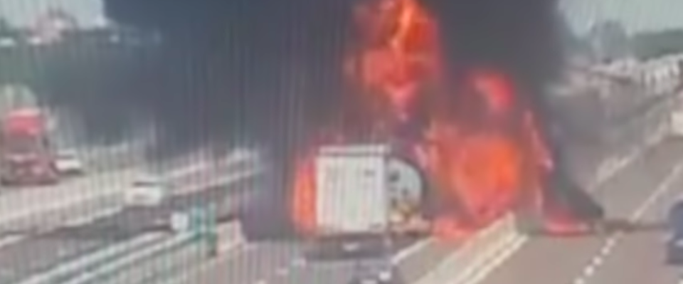 Bologna, scontro tra tir, inferno sulla A14: traffico in tilt (video)