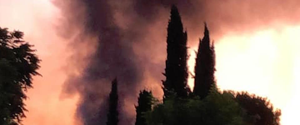 Emergenza rifiuti a Roma, a fuoco la discarica abusiva. Fumi tossici e paura