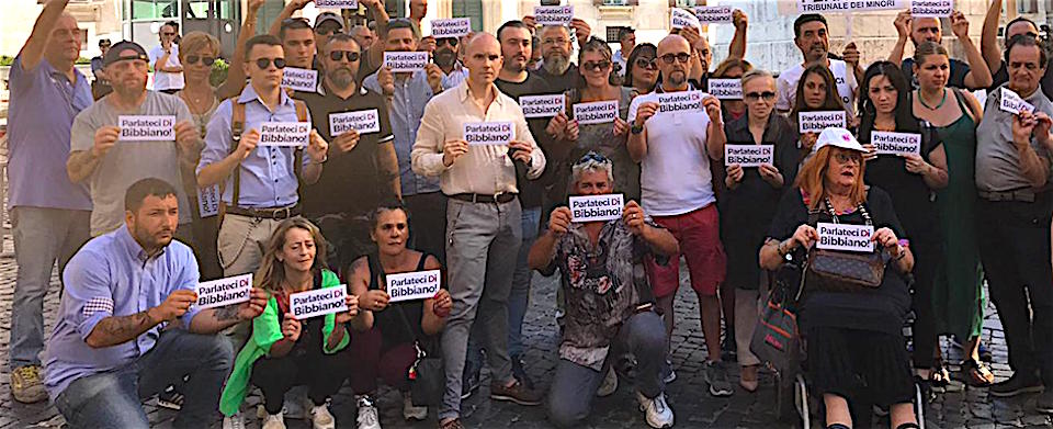 “Il grido degli innocenti”, associazioni civiche in piazza a Montecitorio per i fatti di Bibbiano (video)