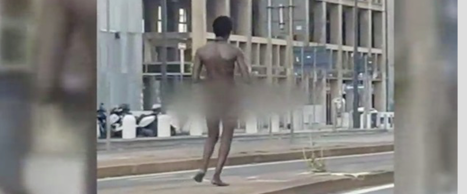 Corre nudo nel centro di Milano, migrante fermato dalla polizia (video)