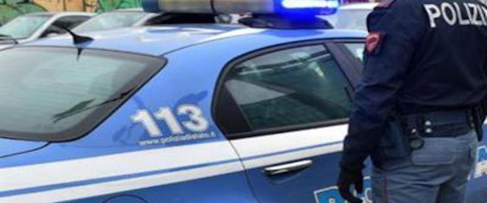 Roma, poliziotte salvano una bambina che voleva lanciarsi dal balcone