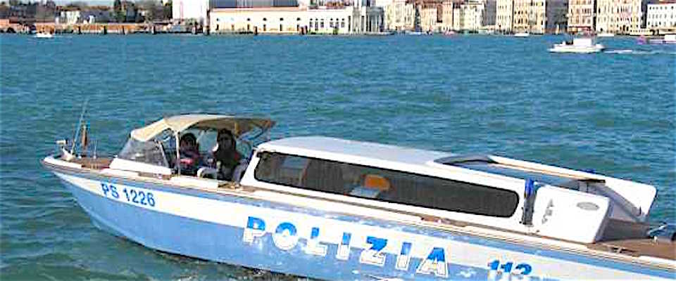 Venezia, rodeo in laguna: ubriaco guida un motoscafo ad alta velocità per i canali