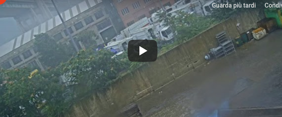 Ponte Morandi, spuntano nuove impressionanti immagini del crollo visto da sotto (video)