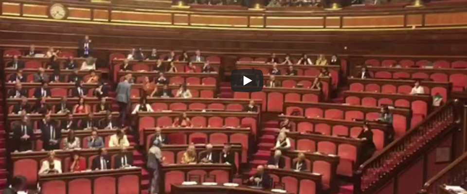 Effetto Tav, clamorosa protesta dei senatori M5s: lasciano l’aula mentre parla Conte (video)