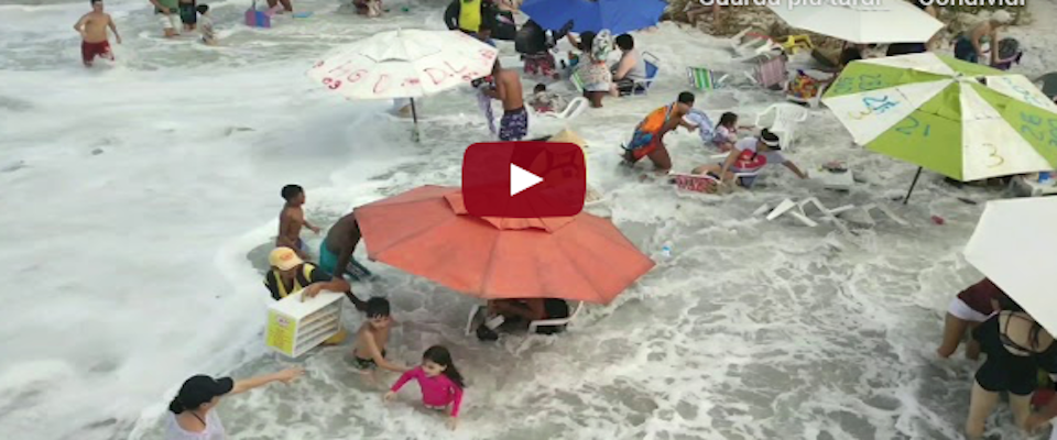 Onda anomala travolge i bagnanti: urla e fuga precipitosa dalla spiaggia (video)