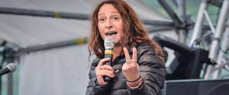 Paola Taverna mastica amaro: è costretta a rimangiarsi tutti gli insulti che ha fatto al Pd